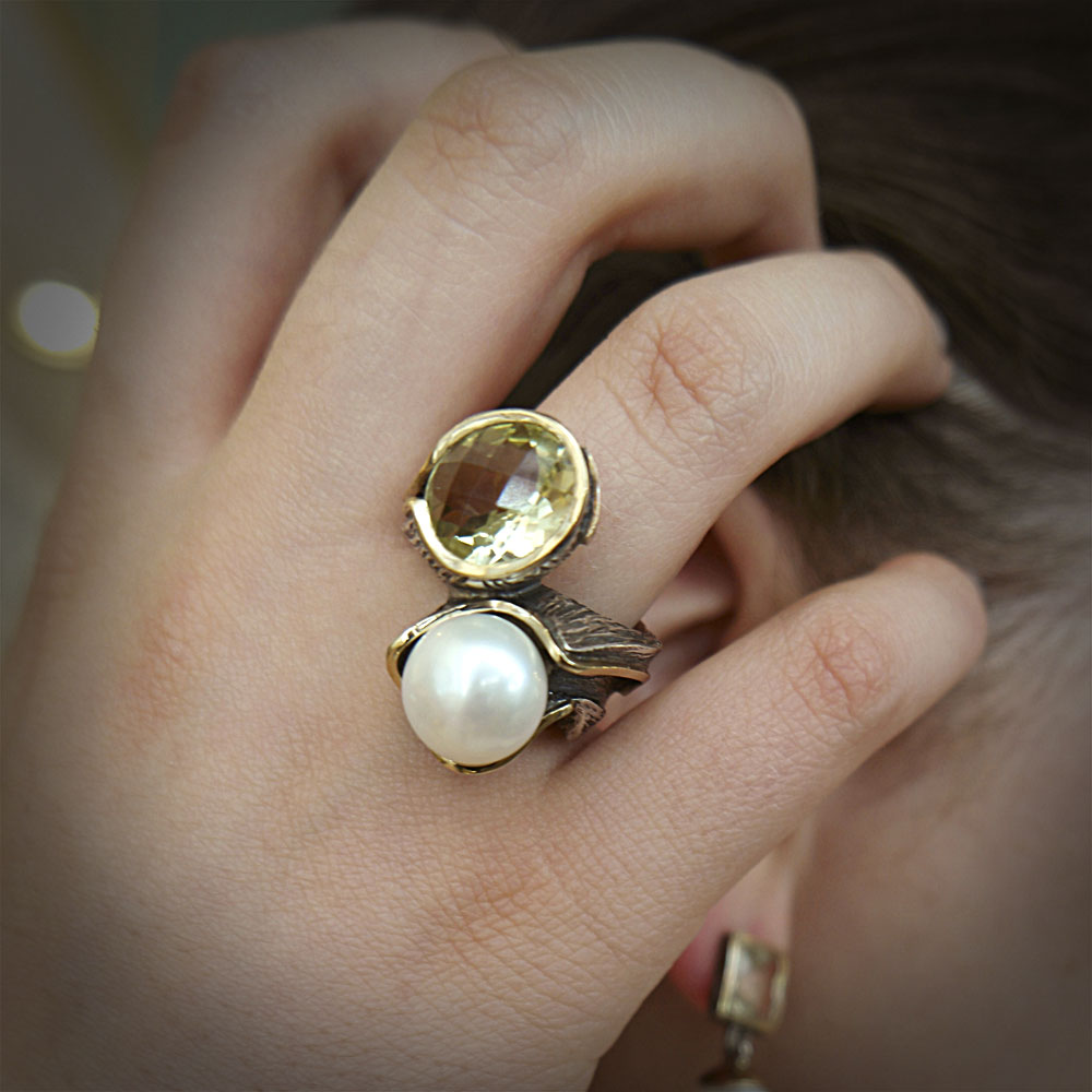 Anillo con citrino y perla