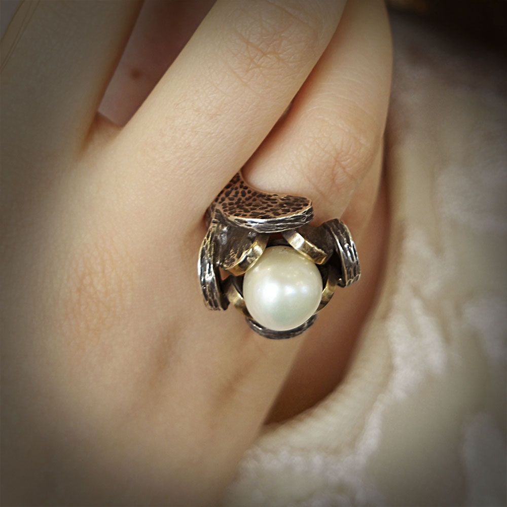 Anillo con perla barroca